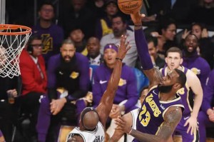  詹姆斯三双助湖人险胜马刺  