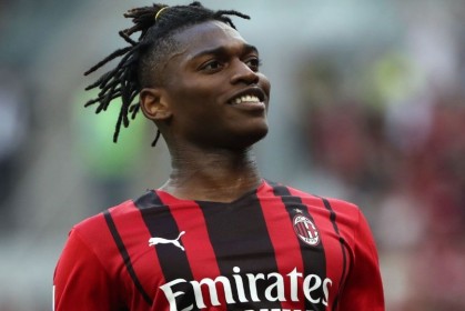  AC米兰续约莱奥遇阻，皇马巴萨密切关注动态  