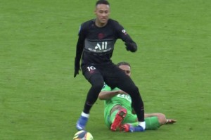  圣埃蒂安战术调整见效，下半场发力逆转战胜对手