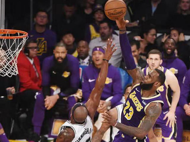  詹姆斯三双助湖人险胜马刺  